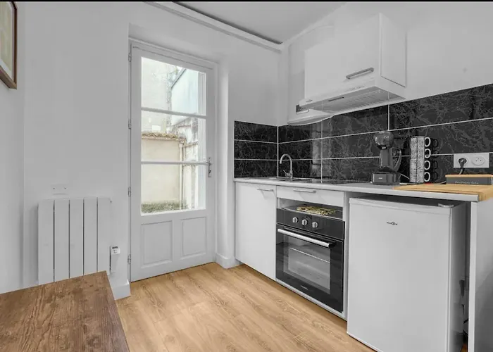 Grand Deux Pieces - Proche Metro - Terrasse Apartment *