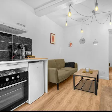 Grand Deux Pièces - Proche Métro - Terrasse Appartement